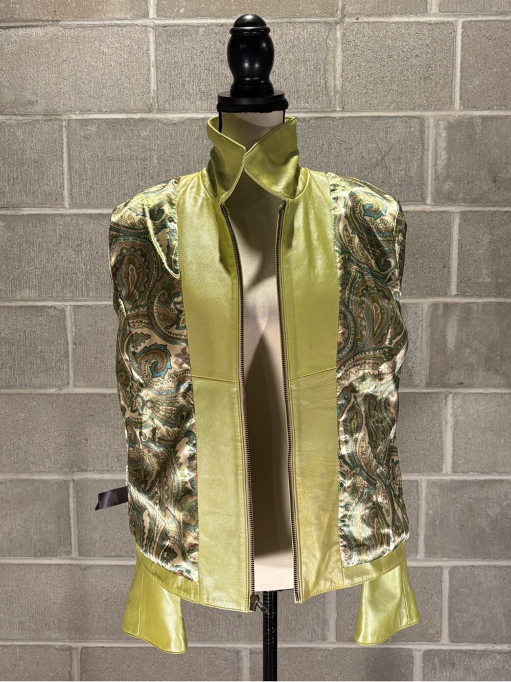Liz Claiborne genuine leather jacket. - Picture 9 of 14